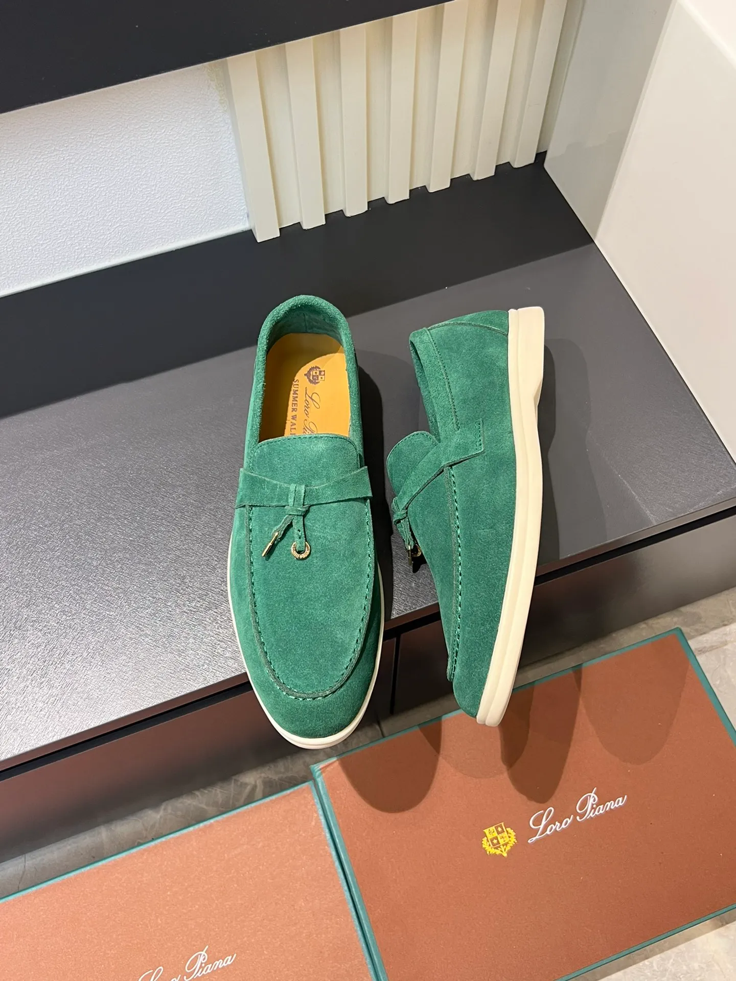 Men's shoes 💰p360 "Loro men's shoes 💰pian'*" Classic L men's shoes for couples 💰p Top version British flat loafers, a must-have item in old money style, the minimalist design is eye-catching and durable, a plus point for dressing The soft foot feel and texture are outstanding. They don’t scratch your feet and are very nice. They are matched with soft and waxy soles. They can be worn daily for a long time without getting tired. They are easy to wear, versatile and classic items, with perfect foot feel and texture! Imported cashmere fabric, the lining is made of imported A-grade water-dyed cow lining, the top version of the genuine leather midsole is sewn with pure handmade mark thread! Size: Female 35-40 (34. Customized) Male 38-44 (45.46. Customized)